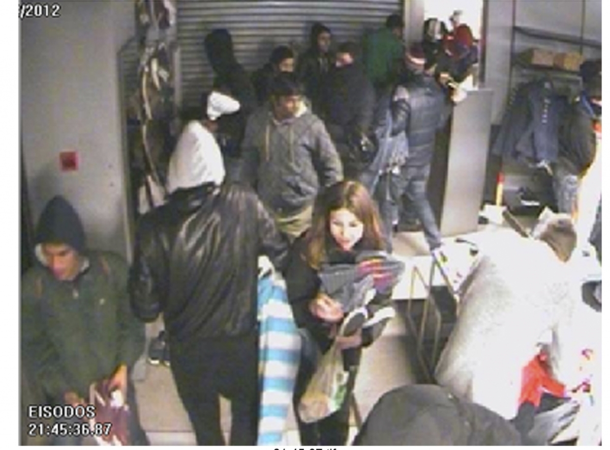 Αυτοί λεηλάτησαν το κέντρο της Αθήνας την ώρα που είχε παραδοθεί στις φλόγες!