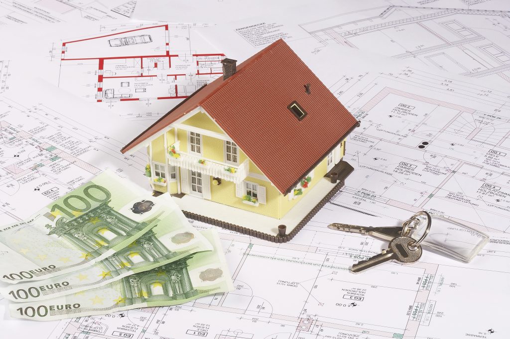 Σταματούν για έξι μήνες οι πλειστηριασμοί ακινήτων