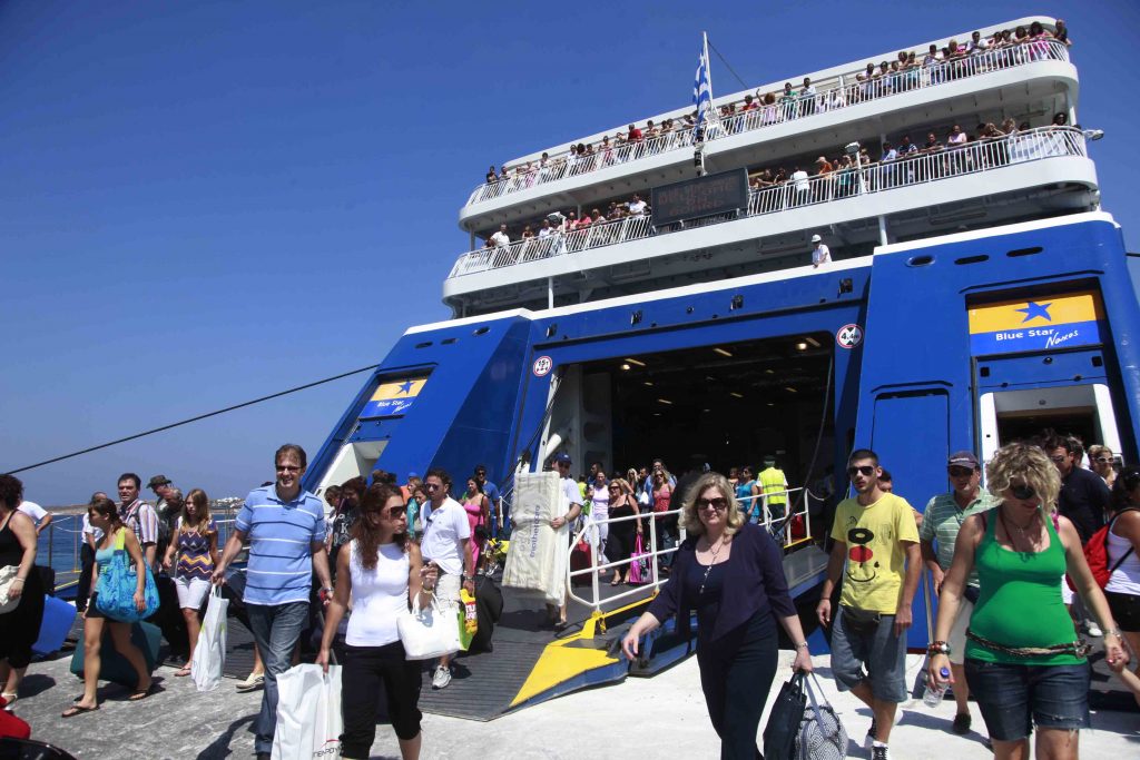 ΦΠΑ και καύσιμα “εκτοξεύουν” τις τιμές των ακτοπλοϊκών