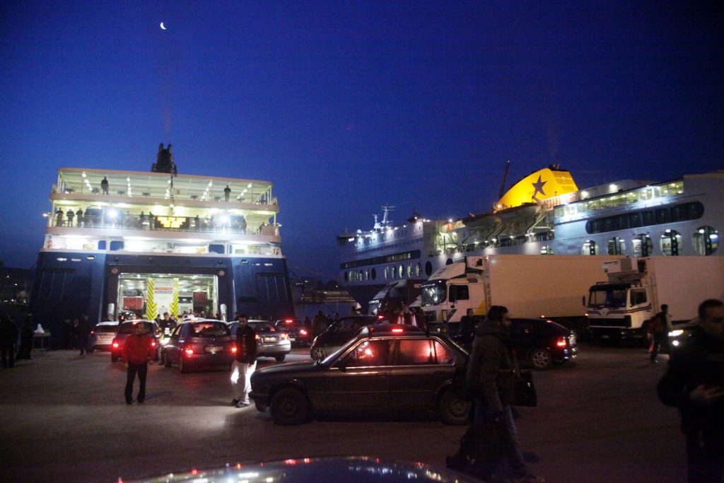 Τεράστια ταλαιπωρία για εκατοντάδες επιβάτες του πλοίου Μύκονος