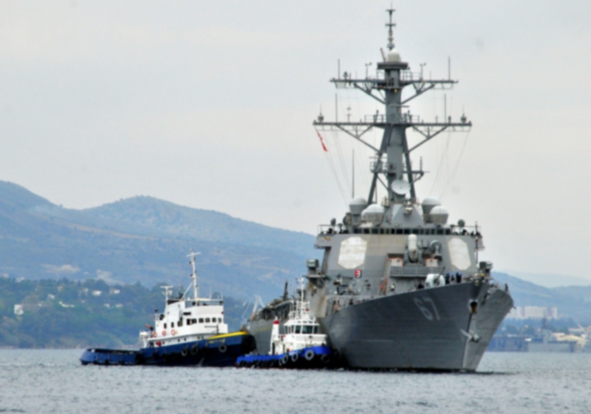 Στη Σούδα το πολεμικό πλοίο που είχε πλήξει η Αλ Κάϊντα