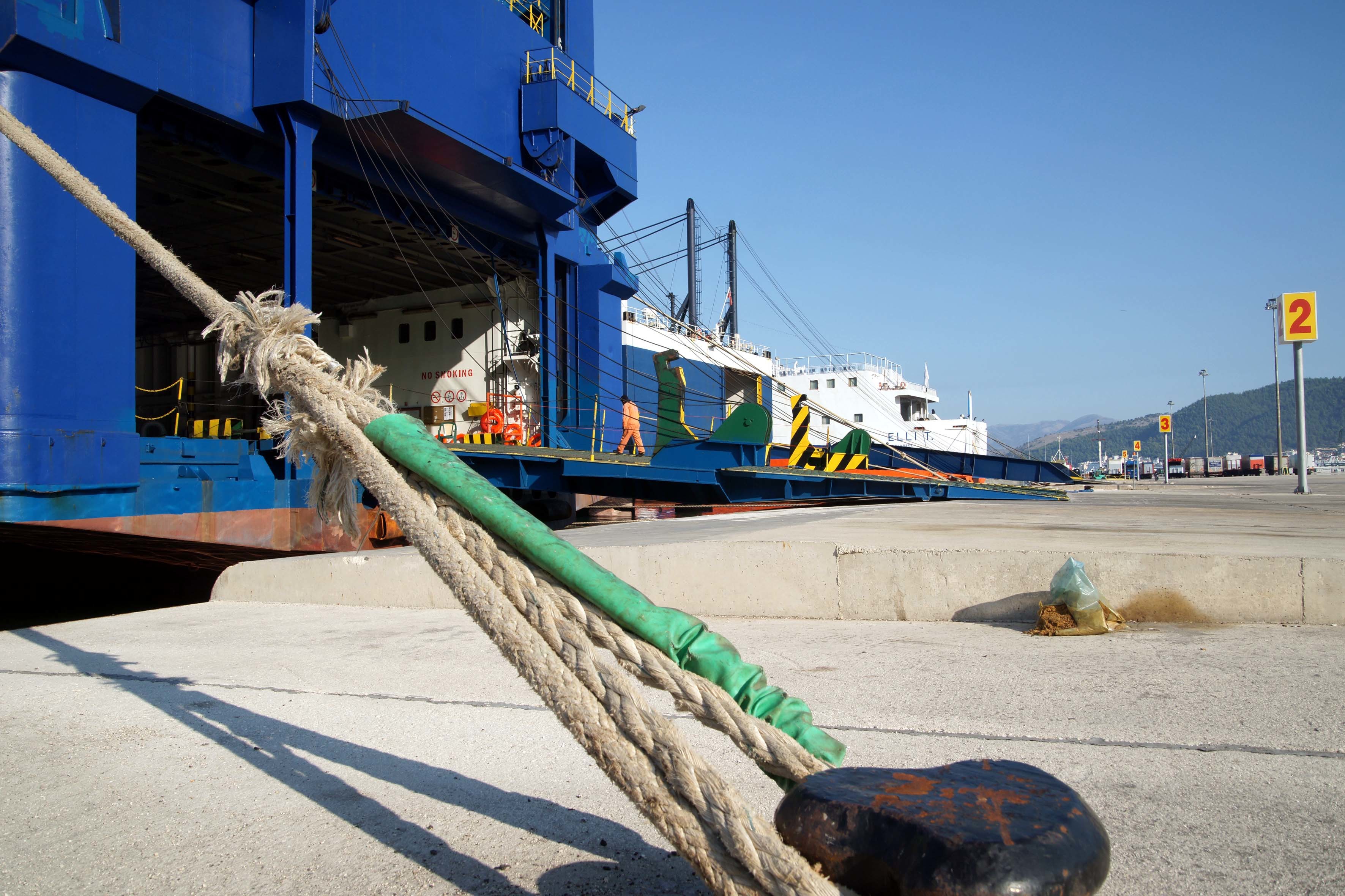 Δεμένα τα πλοία στα λιμάνια από Δευτέρα – “Ναυάγησαν” οι διαπραγματεύσεις