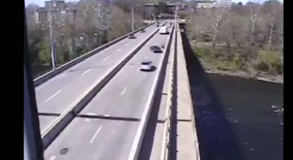 Χτύπησε ποδηλάτη με το αμάξι του και πήγε να φύγει – ΒΙΝΤΕΟ