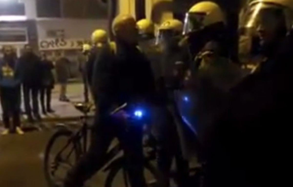 Διάλογος ποδηλάτη με ΜΑΤ