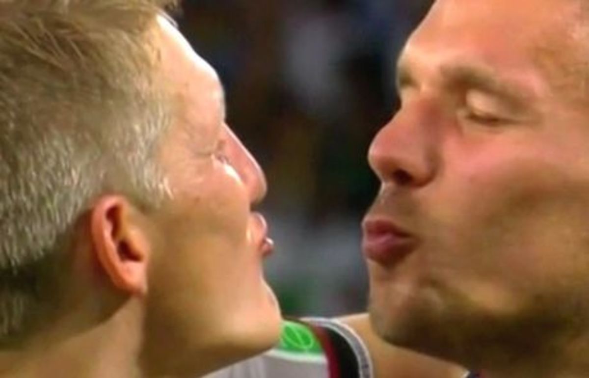 Το φιλί του Σβάισταϊνγκέρ με τον Ποντόλσκι! (VIDEO)