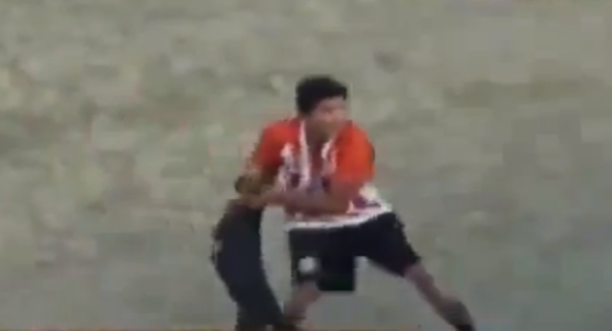 Ποδοσφαιριστής επιτέθηκε σε σκύλο και αποβλήθηκε (VIDEO)