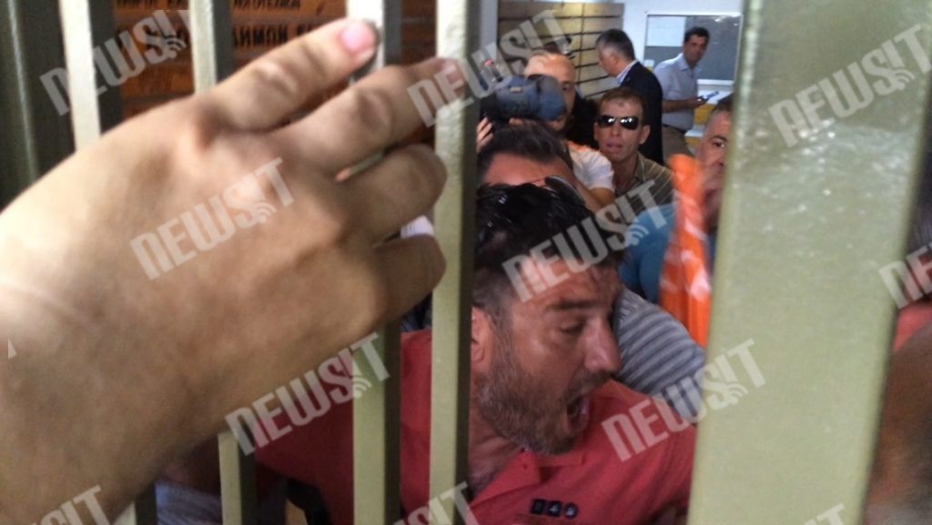 Η στιγμή του “ντου” της ΠΟΕ-ΟΤΑ στην ΚΕΔΕ (ΒΙΝΤΕΟ)