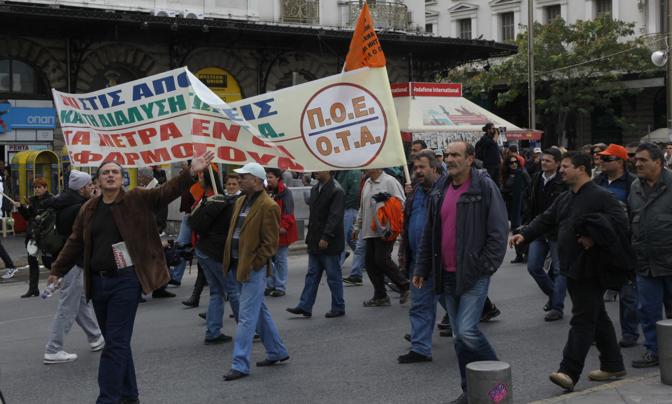 Απειλές για καταλήψεις σε Δήμους, βρεφονηπιακούς σταθμούς και νεκροταφεία