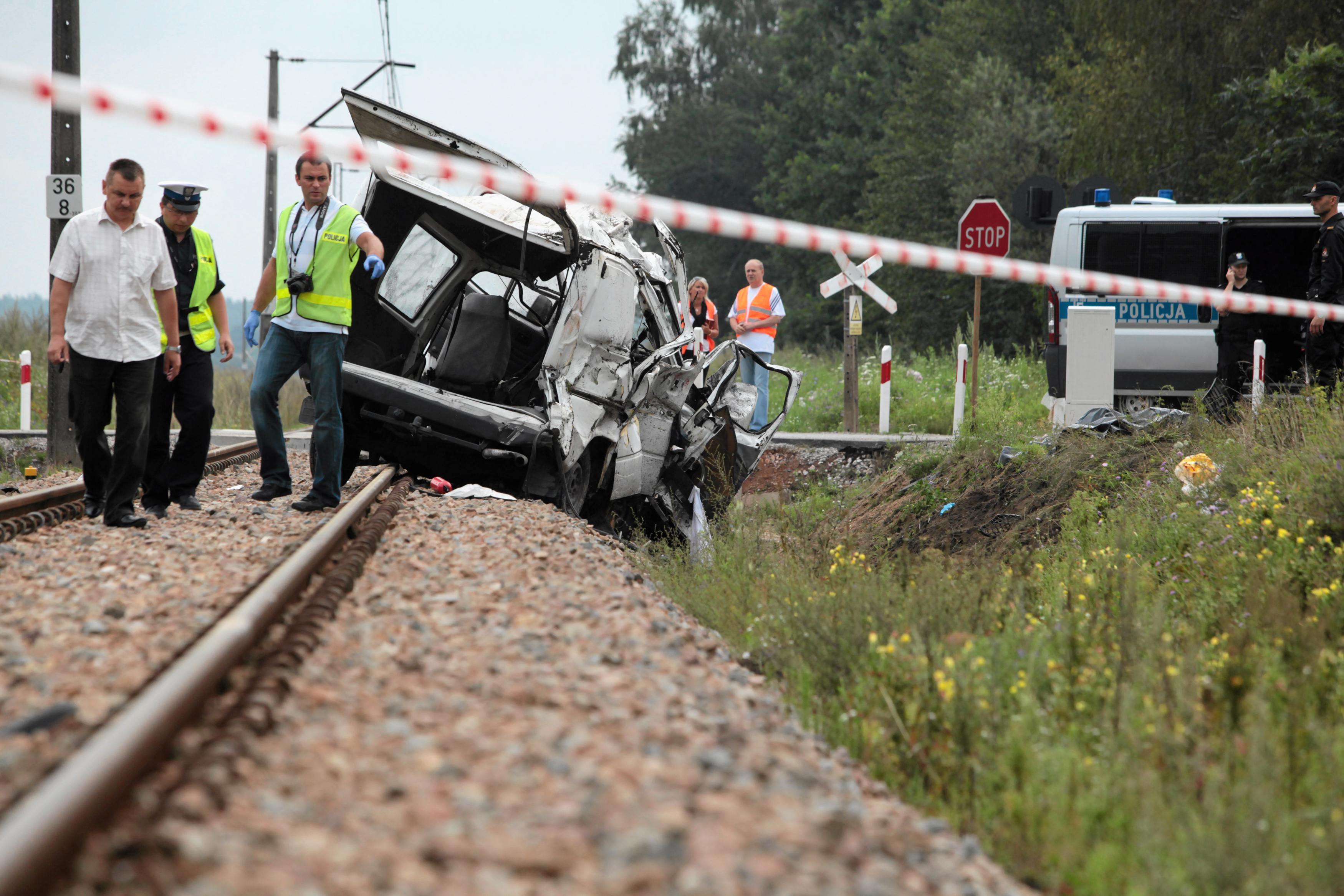 Πολωνία: Εννέα νεκροί από τη σύγκρουση μικρού λεωφορείου με τρένο