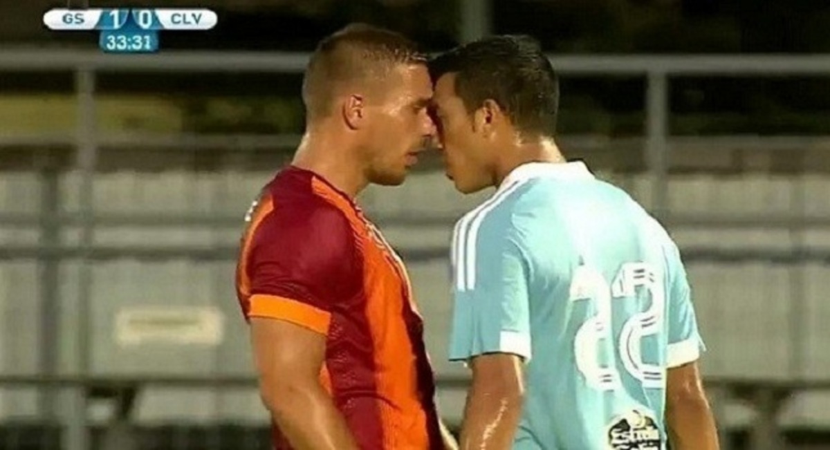 Τους άρχισε στα… χαστούκια ο Ποντόλσκι (VIDEO)