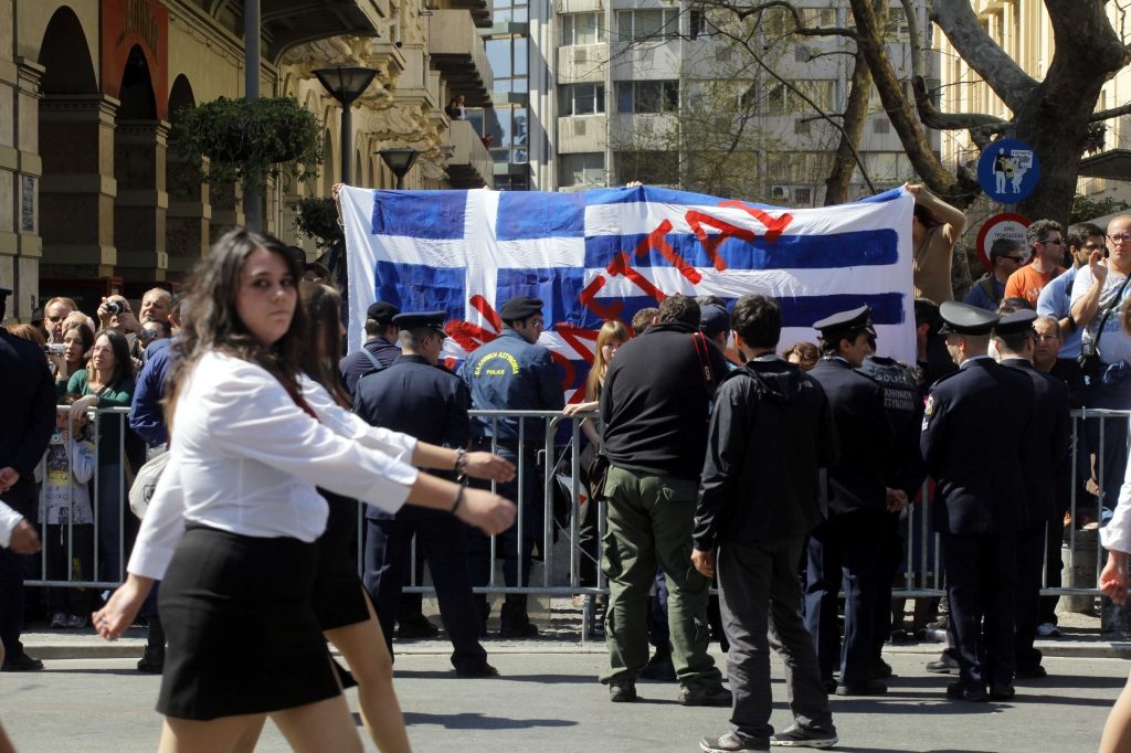 “Πριβέ” μαθητική παρέλαση στην Αθήνα  – Οι μαθητές αγνόησαν  τους επισήμους και δεν γύρισαν το κεφάλι προς το μέρος τους