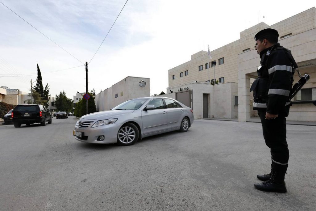 Φρίκη! 19χρονη χτύπησε με τσεκούρι και στραγγάλισε συνταξιούχο