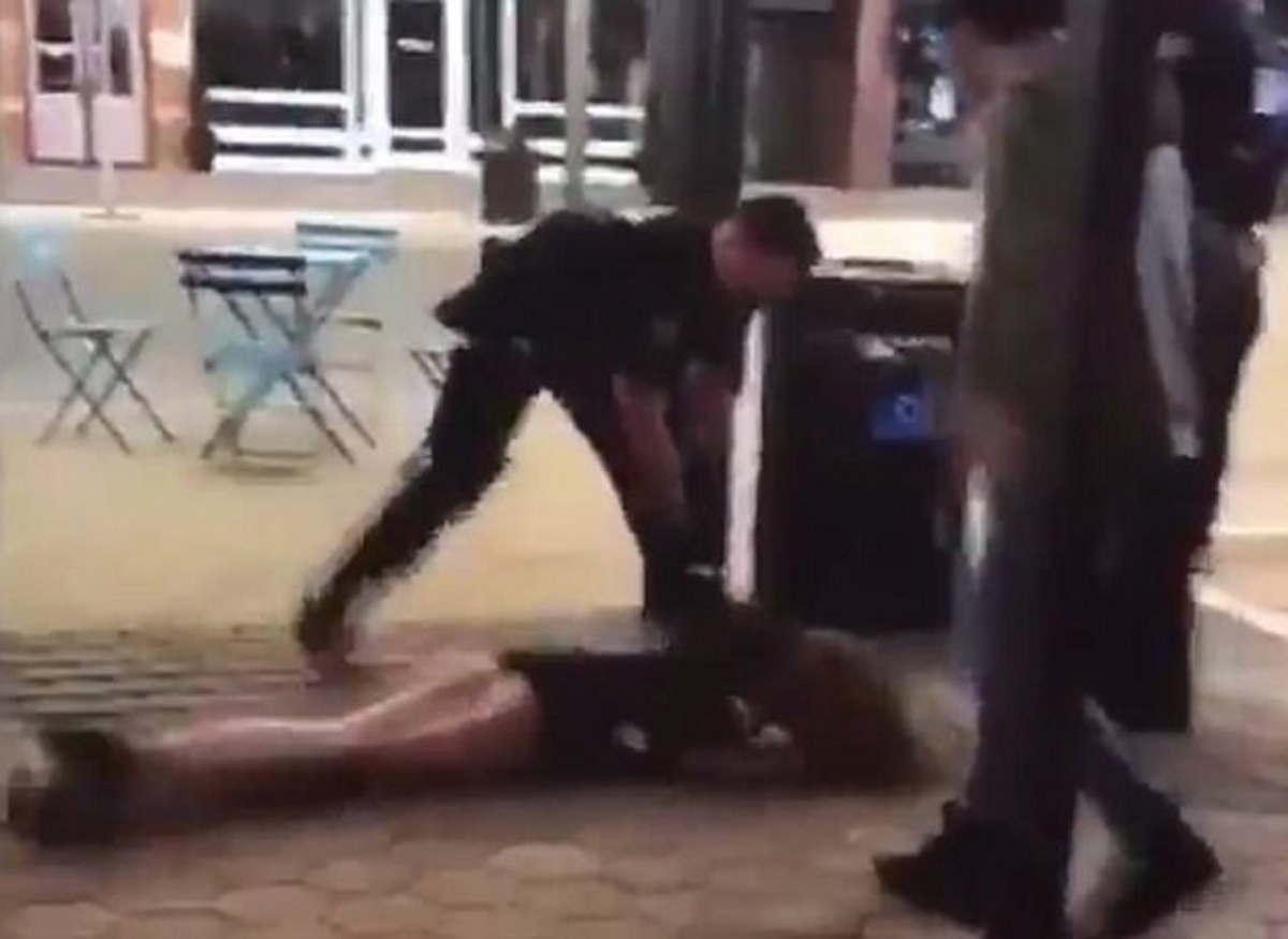 Σοκαριστικό βίντεο! Αστυνομικός ξάπλωσε κάτω 22χρονη φοιτήτρια!