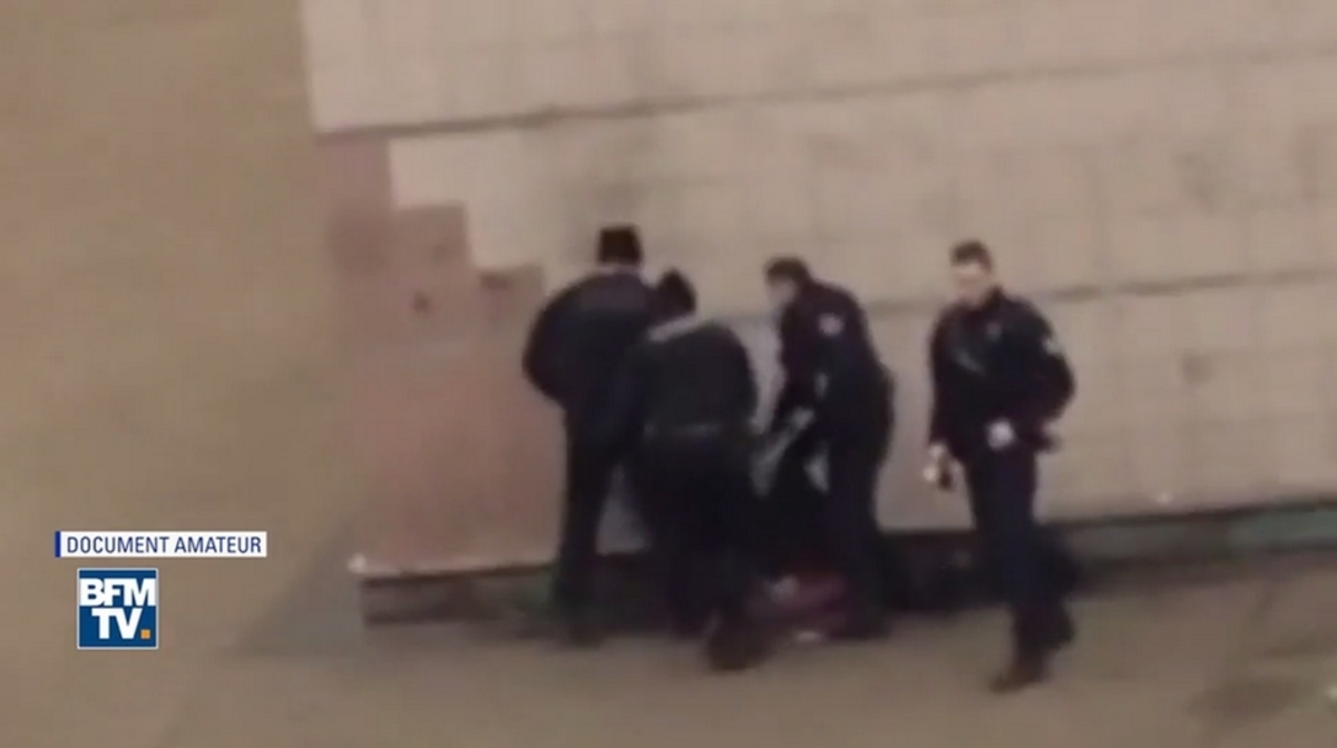 Σάλος στη Γαλλία! Αστυνομικός βίασε 22χρονο με γκλομπ – Παρακολουθούσαν οι συνάδελφοί του [vid]