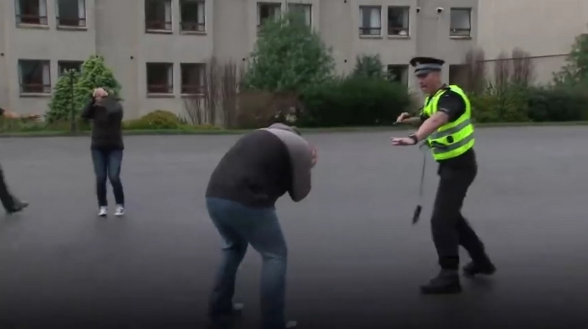 Σκωτσέζοι μαθαίνουν Αμερικανούς αστυνομικούς πώς να μη σκοτώνουν πολίτες (ΒΙΝΤΕΟ)