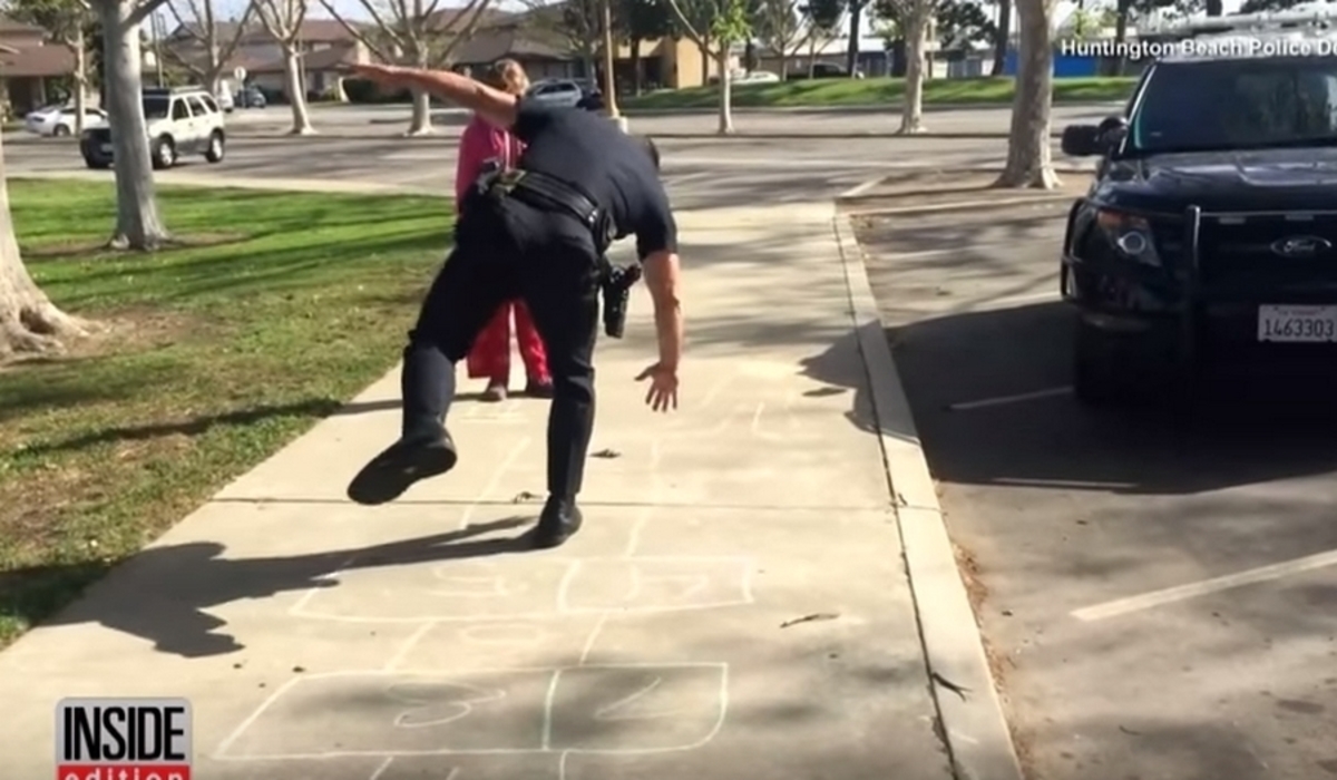 Αστυνομικός παίζει κουτσό με άστεγη 11χρονη και γίνεται viral (ΒΙΝΤΕΟ)