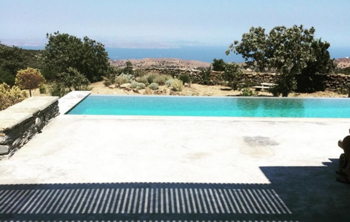 Ποιο τηλεοπτικό πρόσωπο ετοιμάζεται να βουτήξει στην τέλεια πισίνα;