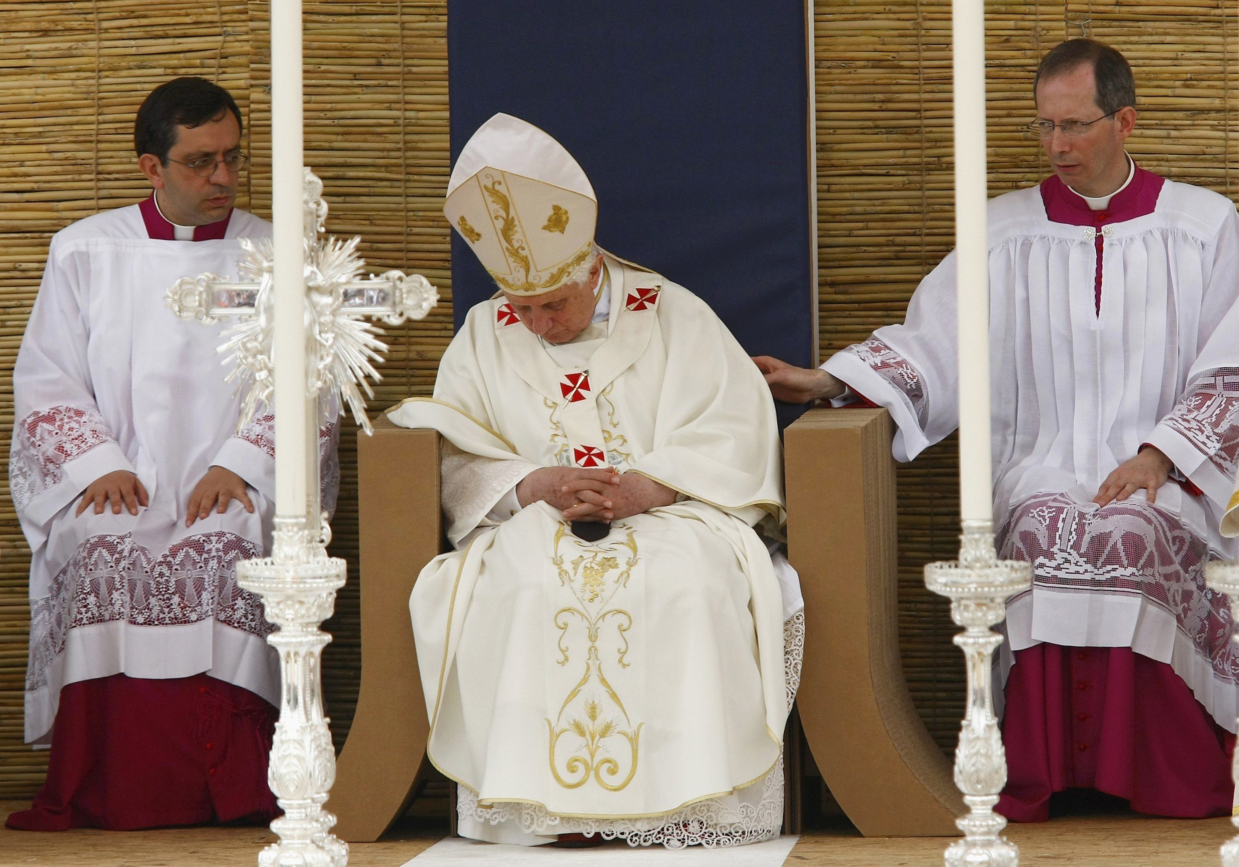 Βατικανό: Δε στέκουν τα σενάρια που οδήγησαν στην παραίτηση του πάπα