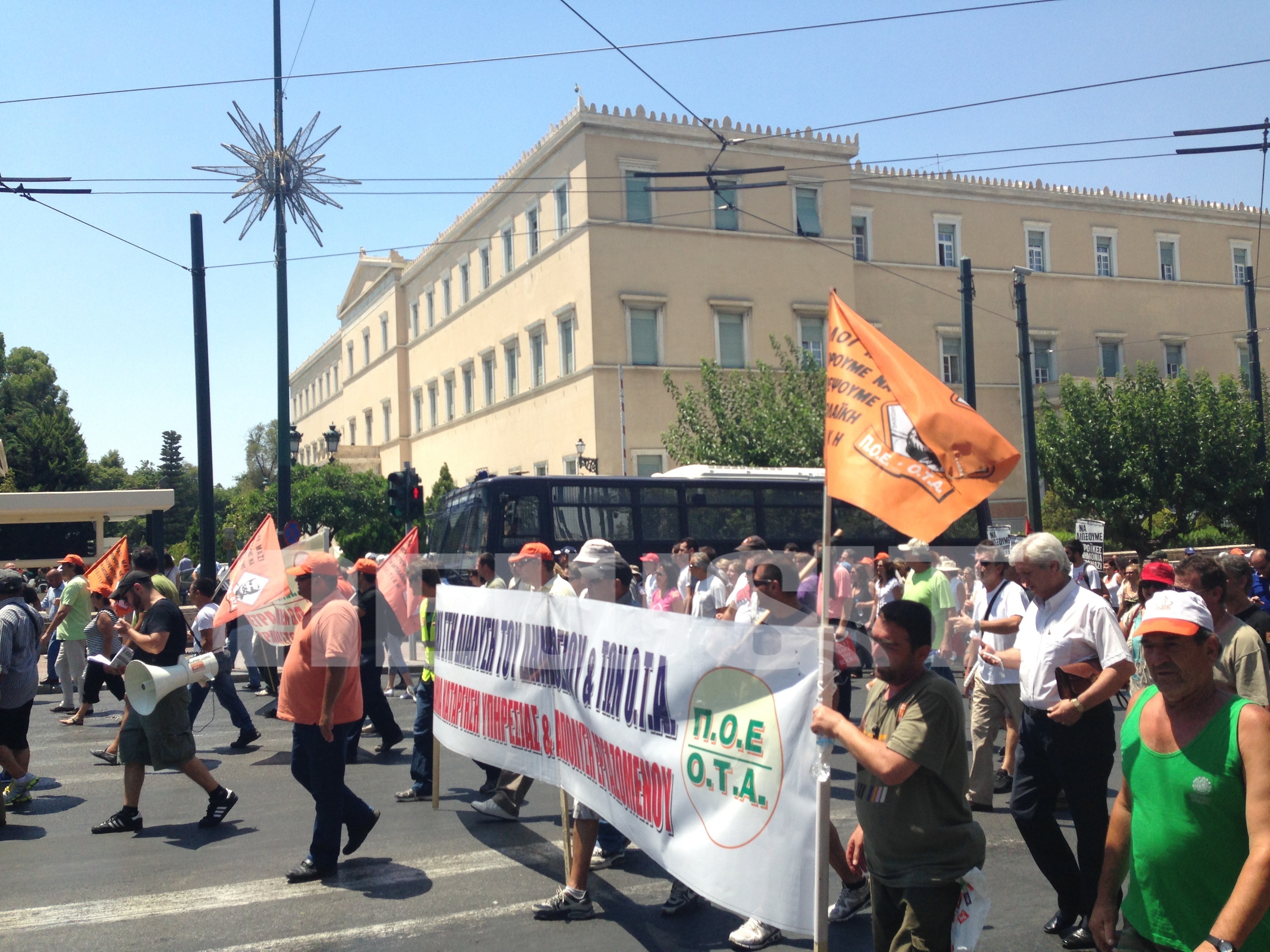 Πορεία έξω από τη Βουλή. ΦΩΤΟ NEWSIT