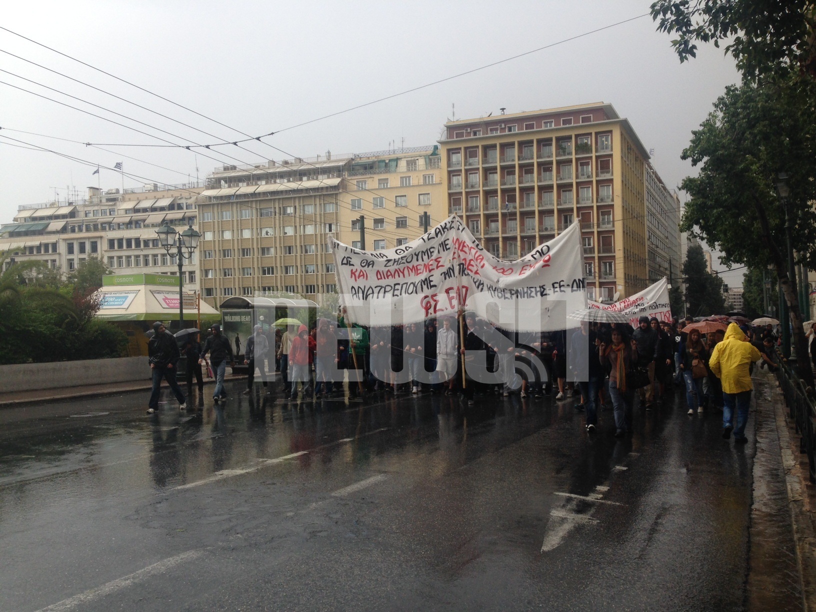 Υπό βροχή η πορεία για τα πανεπιστήμια – ΦΩΤΟ