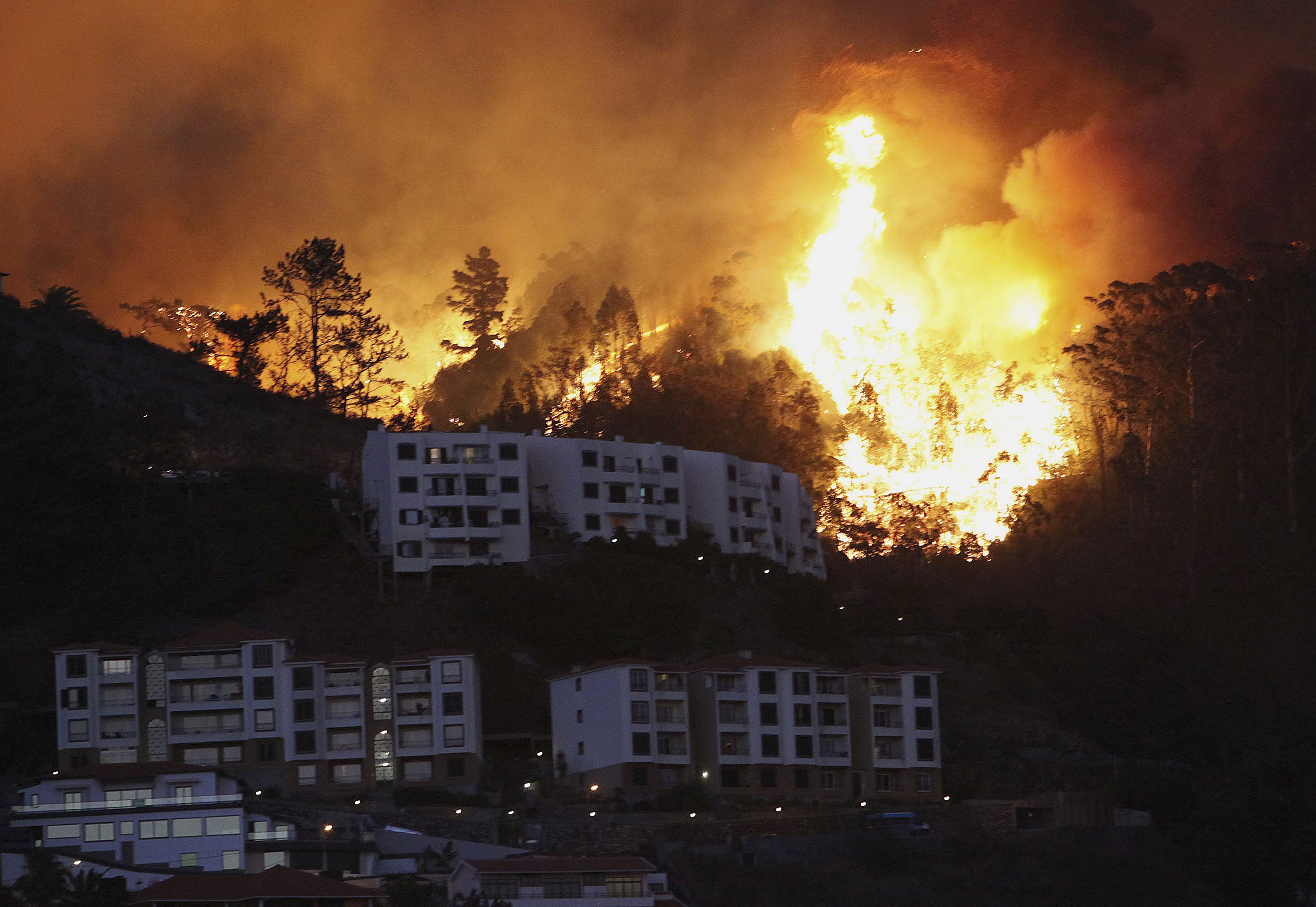 Μαίνεται η φωτιά στην Πορτογαλία – Πάνω από 200 χιλιάδες στρέμματα καμμένα