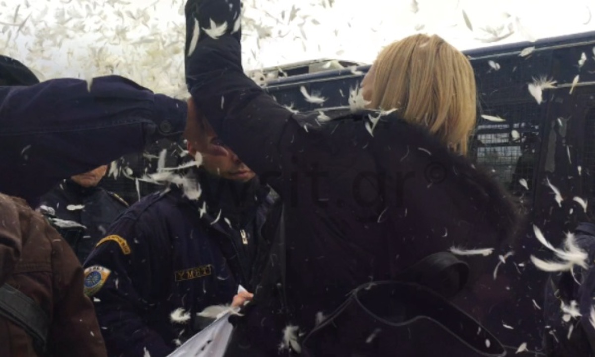 Μακρή πετάει… πούπουλα