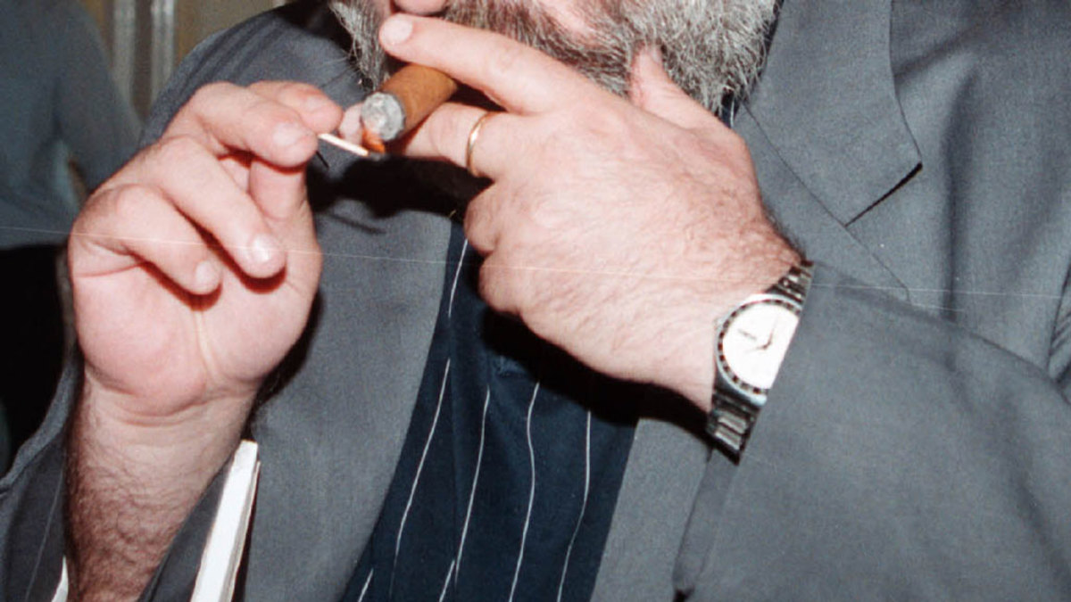 Άλλο ένα φιλολαϊκό μέτρο – Εξαιρούνται τα πούρα από την αύξηση των 5 λεπτών!