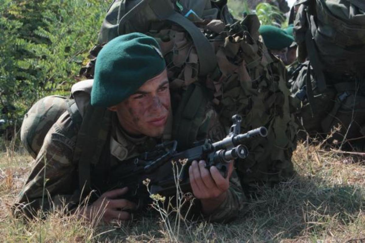 Τον πράσινο μπερέ τον κερδίζεις ,δεν τον αγοράζεις στην Ακαδημίας