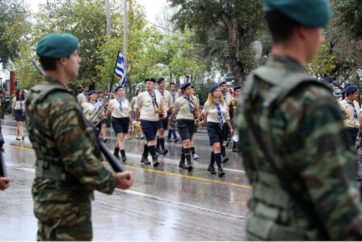 “Πόλεμος” ΣΥΡΙΖΑ-ΥΕΘΑ για τους στρατιώτες στους δρόμους της Θεσσαλονίκης