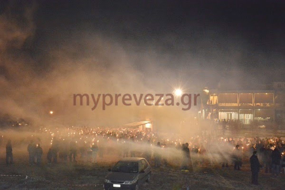 Πρέβεζα: Με βεγγαλικά και καπνογόνα γιόρτασαν την Ανάσταση (ΦΩΤΟ, ΒΙΝΤΕΟ)