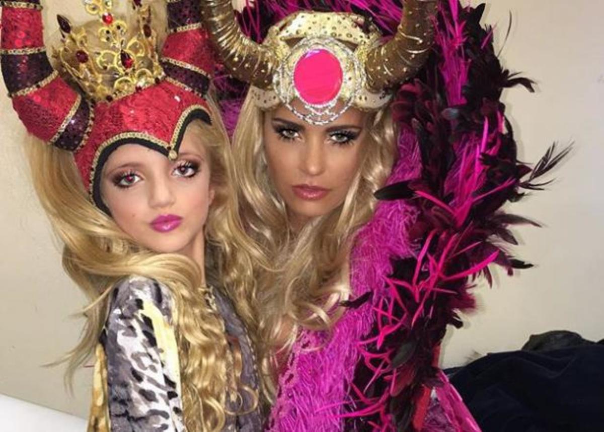 Σάλος με την Katie Price! Μετά το “κράξιμο” για το βαρύ μακιγιάζ έγραψε την κόρη της σε σχολή μοντέλων