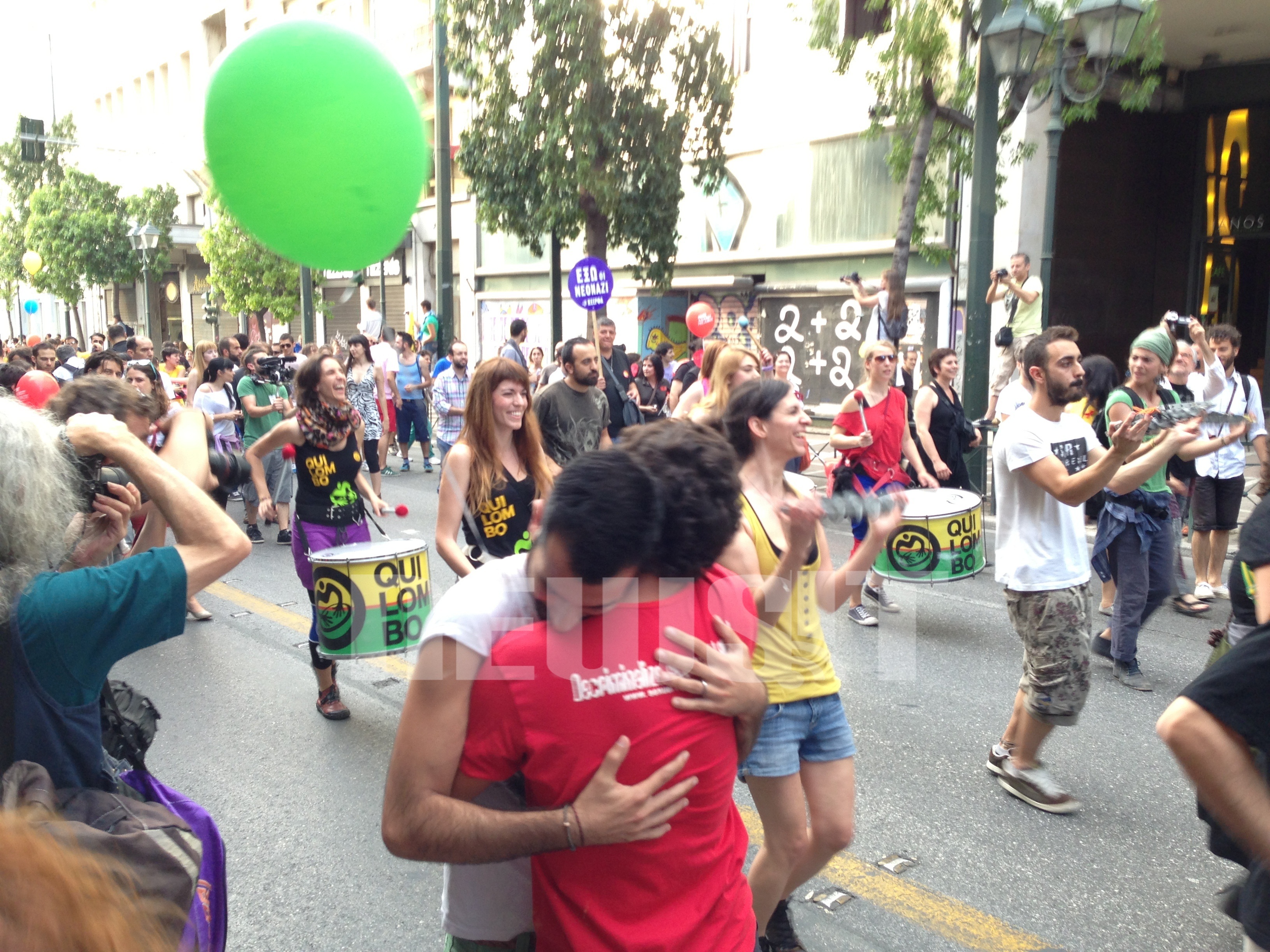 “Βούλιαξε” η Αθήνα από την παρέλαση των gay! – Εντυπωσιακές εικόνες και βίντεο