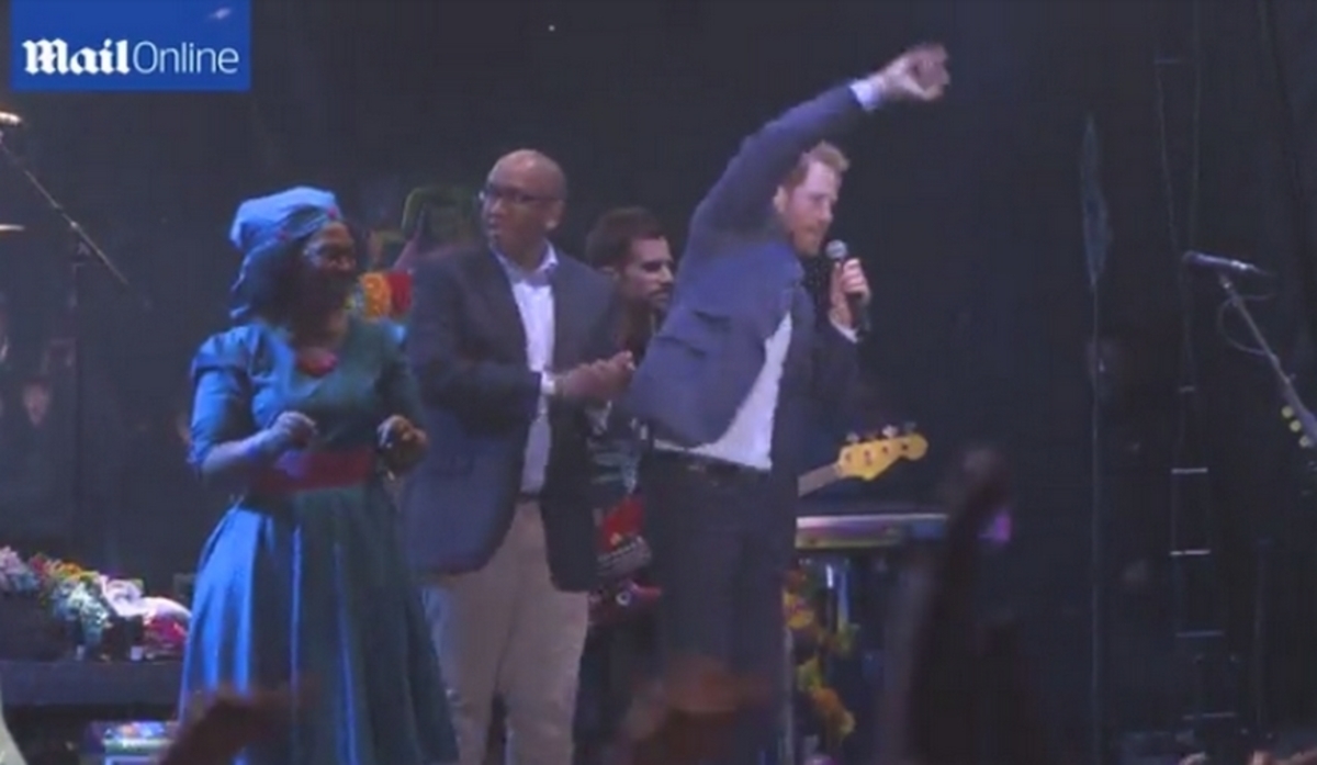 Ο πρίγκιπας Χάρι στη σκηνή με τους Coldplay (ΒΙΝΤΕΟ)