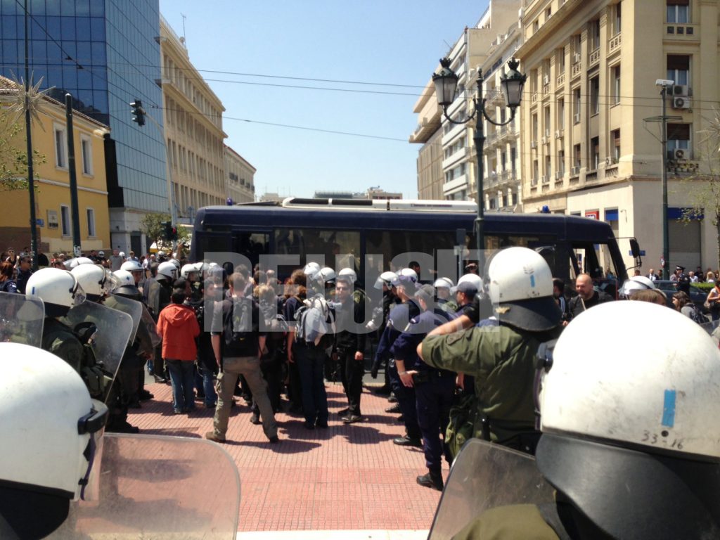 6 συλλήψεις αντιεξουσιαστών στα Προπύλαια – Κατέβασαν την Ελληνική σημαία και ύψωσαν την δική τους – ΦΩΤΟ