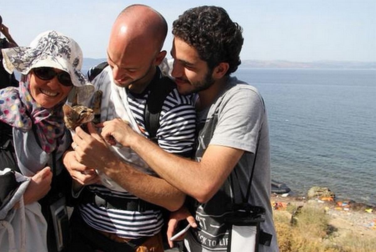 Οι φωτογραφίες πρόσφυγα που έγιναν viral! Έφτασε στην Ελλάδα με το γατάκι του