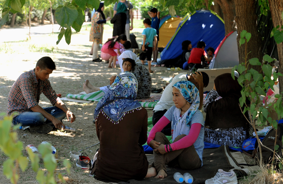 Στέλνουν προσωρινά τους πρόσφυγες από το Πεδίον του Άρεως στον Ελαιώνα