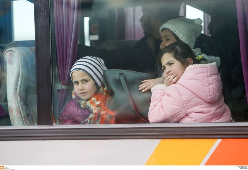 Με 12 λεωφορεία η μεταφορά των προσφυγόπουλων στα σχολεία
