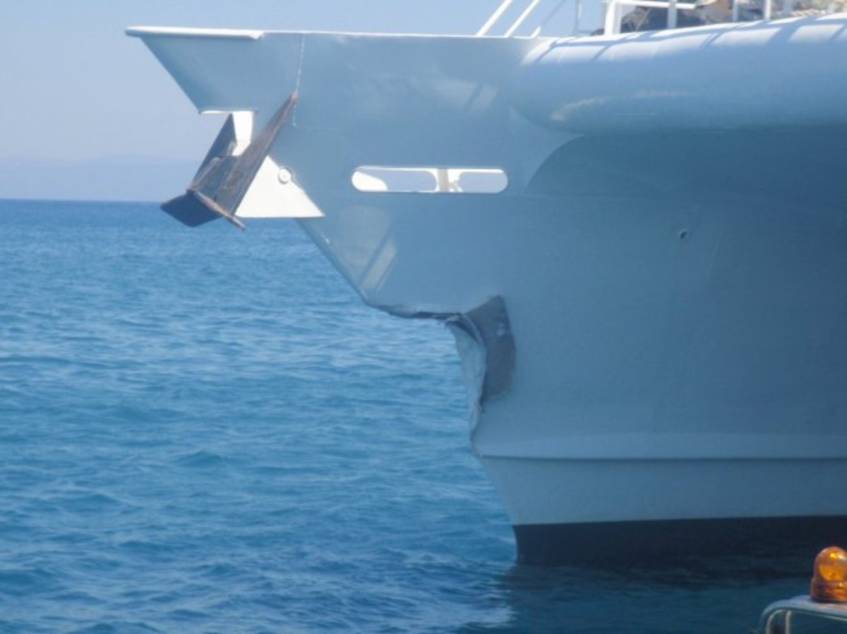 Φορτηγό πλοίο προσέκρουσε σε λιμάνι στην Κορινθία