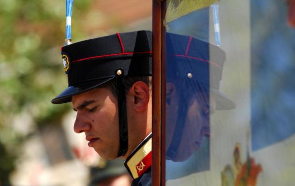 Σοκ στη ΝΔ προκαλεί άρθρο στελέχους της κατά των στρατιωτικών!