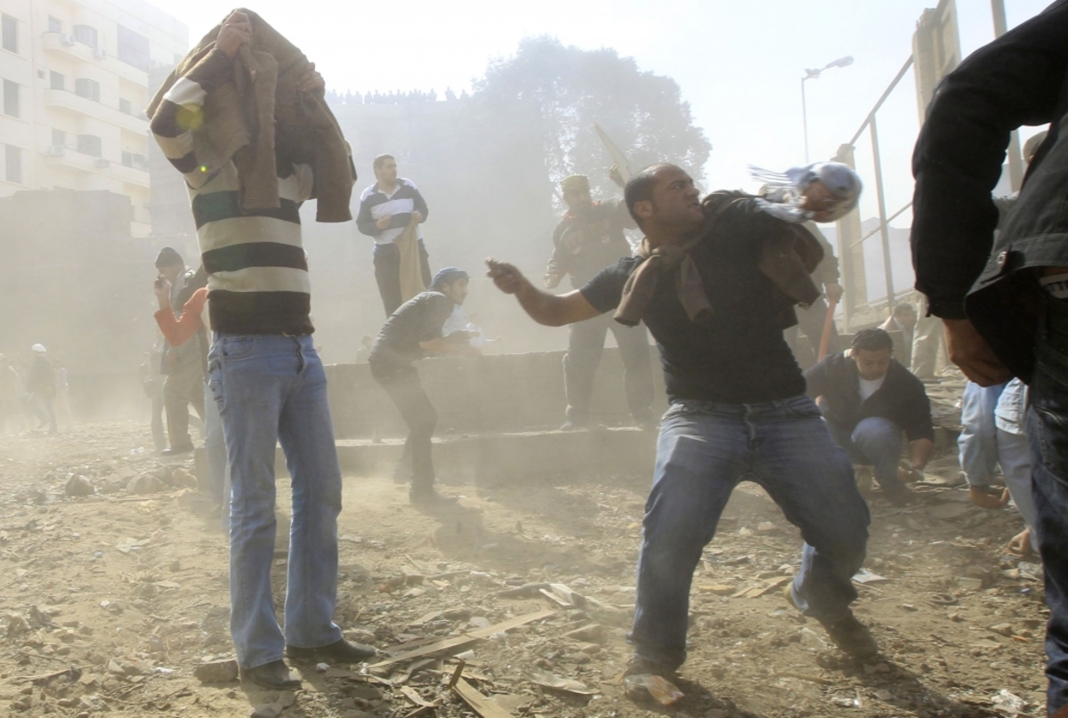 “‘Εχω μόνο εκδορές στο πρόσωπο – Δεν φεύγω, ετοιμάζομαι να κατέβω για ρεπορτάζ” – Ο έλληνας δημοσιογράφος που δέχθηκε επίθεση μιλά στο Newsit