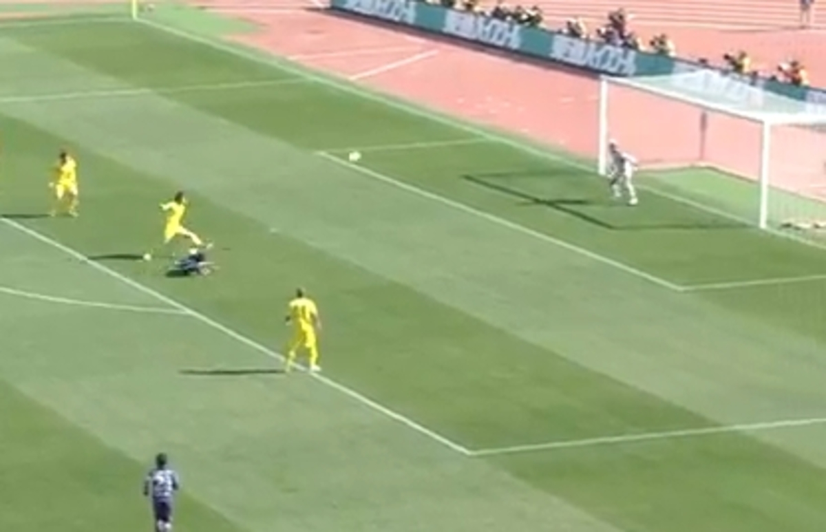 Απλά υπέροχο! – Φανταστικό ψαλιδάκι άφησε… άγαλμα τον τερματοφύλακα (VIDEO)