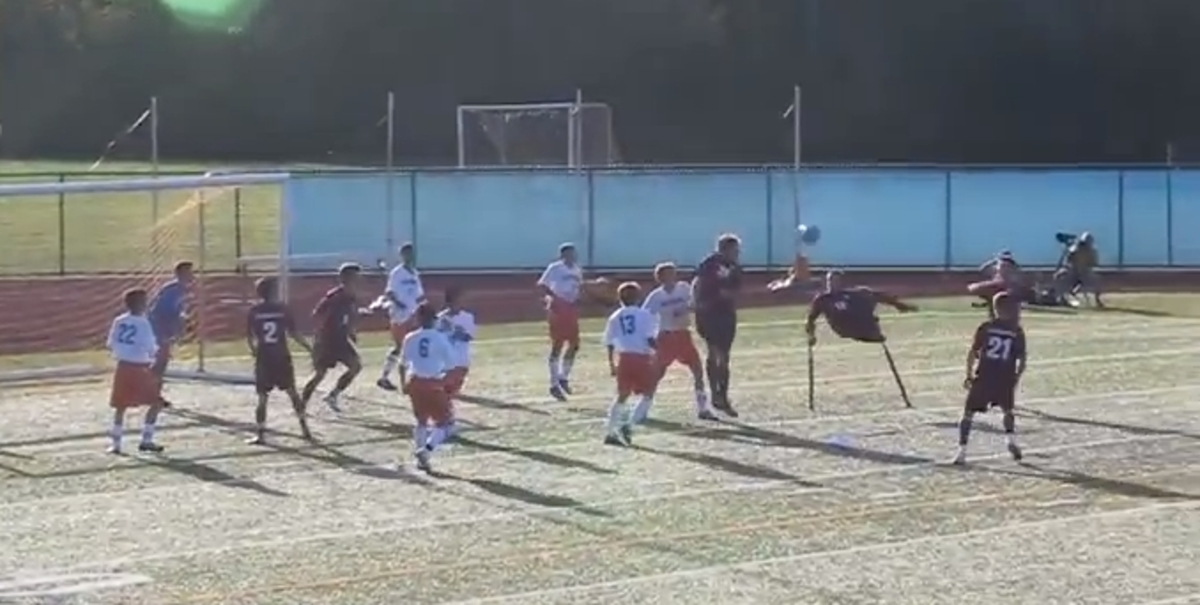 Ποδοσφαιριστής με ένα πόδι σκοράρει με ψαλιδάκι! (VIDEO)