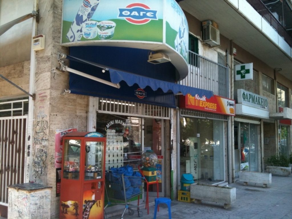 Μπήκε με τσεκούρι στο ψιλικατζίδικο