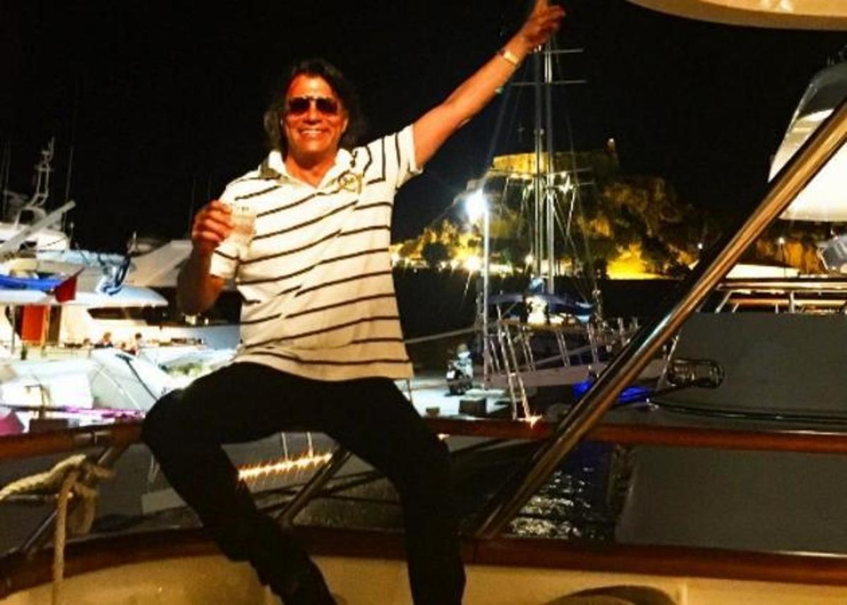 Η… απίστευτη φωτογραφία του Ηλία Ψινάκη: Στην πισίνα με το… laptop!