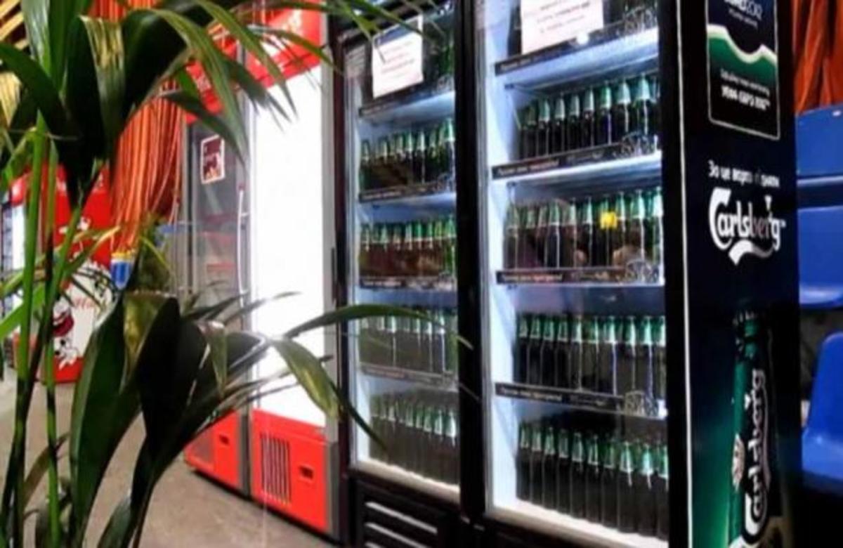 ΑΠΙΣΤΕΥΤΟ! Μέσα σε 3 λεπτά άδειασε όλο το ψυγείο γεμάτο μπύρες!