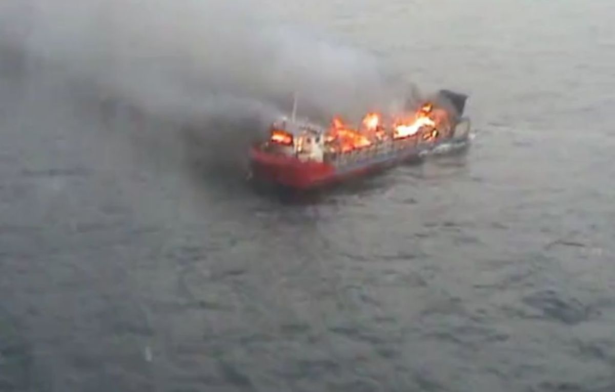 ΒΙΝΤΕΟ: Όλη η επιχείρηση διάσωσης ναυτικών από φλεγόμενο πλοίο στη Λήμνο