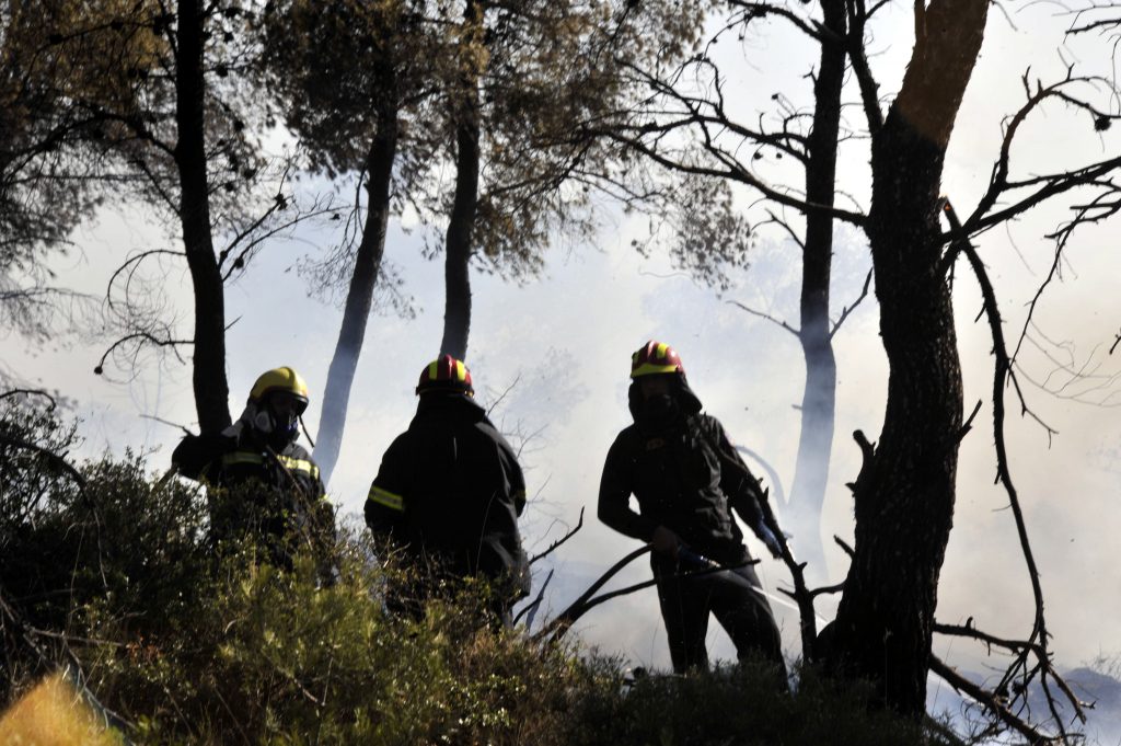 Οι δόκιμοι πυροσβέστες κατά των εποχικών πυροσβεστών που επαναπροσλήφθηκαν