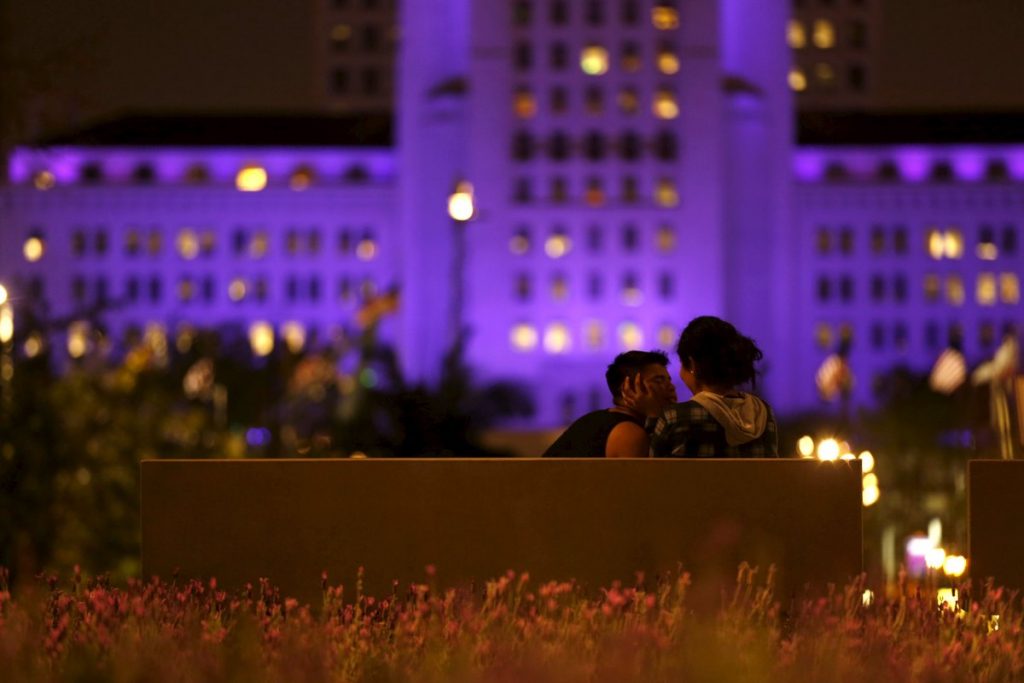 Prince: Φώτισαν μωβ μνημεία σε όλο τον κόσμο προς τιμήν του