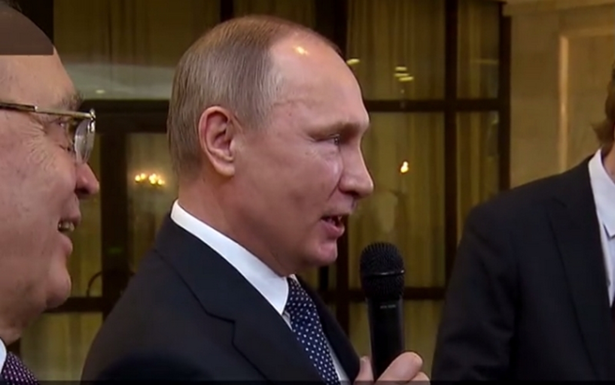 Ο Πούτιν πήρε το μικρόφωνο! Ρεσιτάλ ερμηνείας [vid]