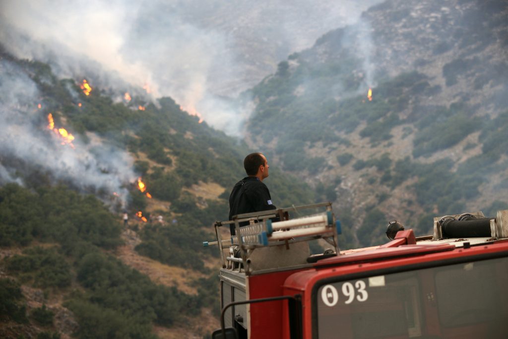 Καίνε οι δύο φωτιές στην Κόρινθο